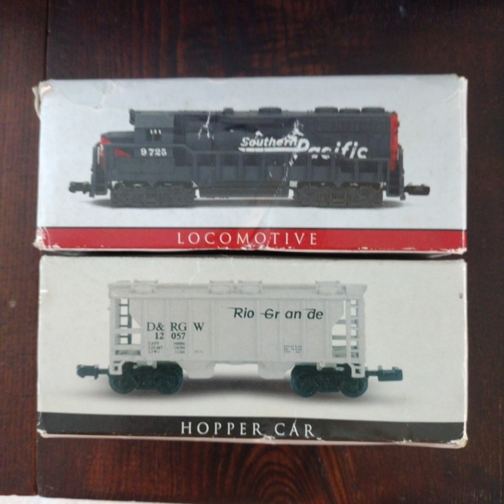 Southern Pacific Locomotive # 9725 Model And Hopper Car #12057